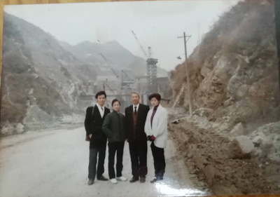 谢与家人留影.jpg