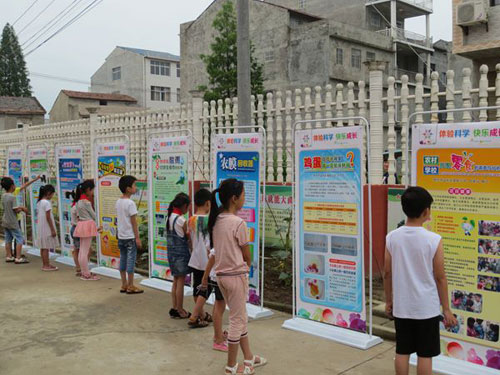 参观展览.jpg