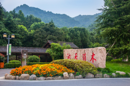 木兰天池景区门楼2.jpg