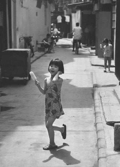 吃冰棒的小女孩.jpg
